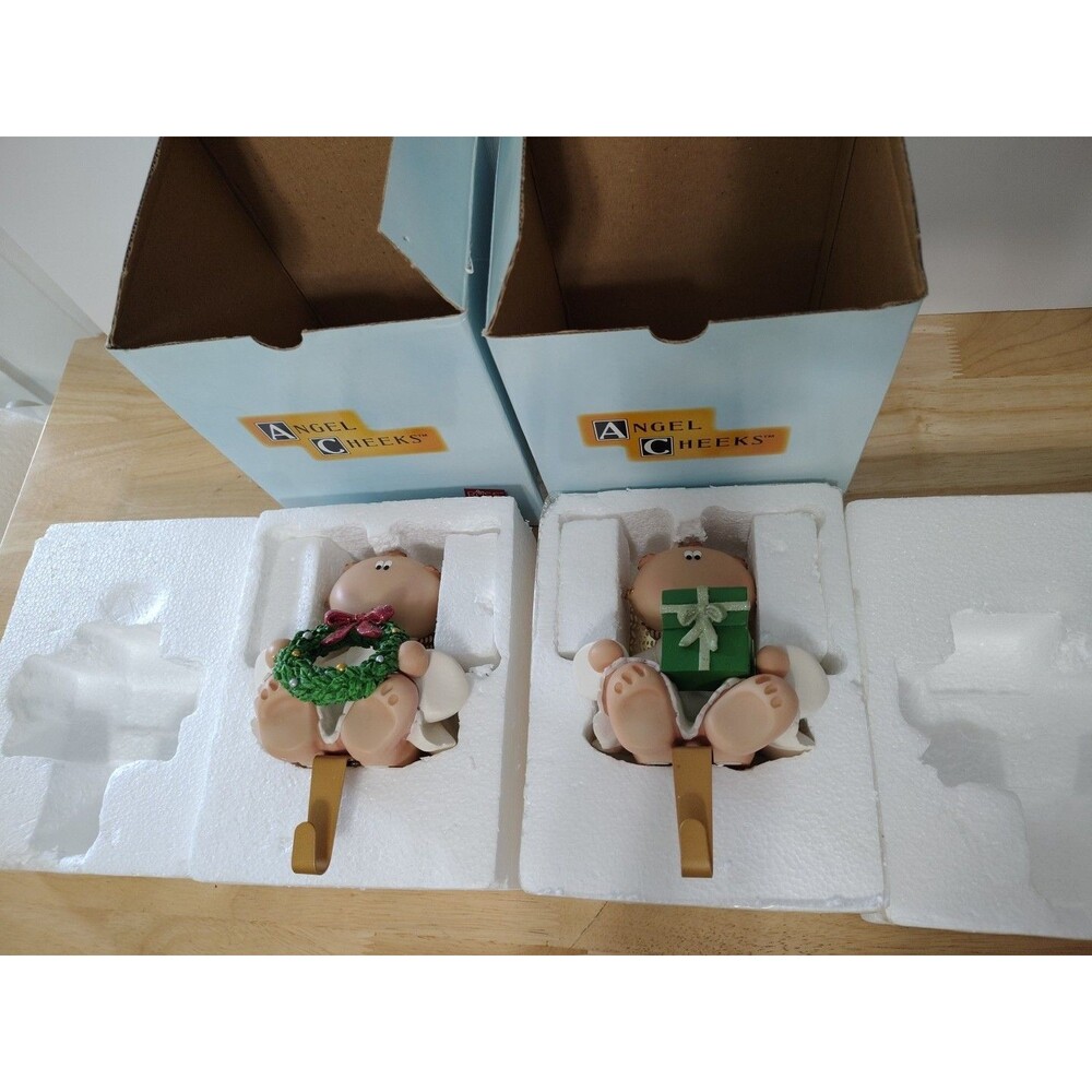 2001 Kirk's Kritters-Angel Cheeks Holding Present Wreath Lot Of 2 Socking Hooks